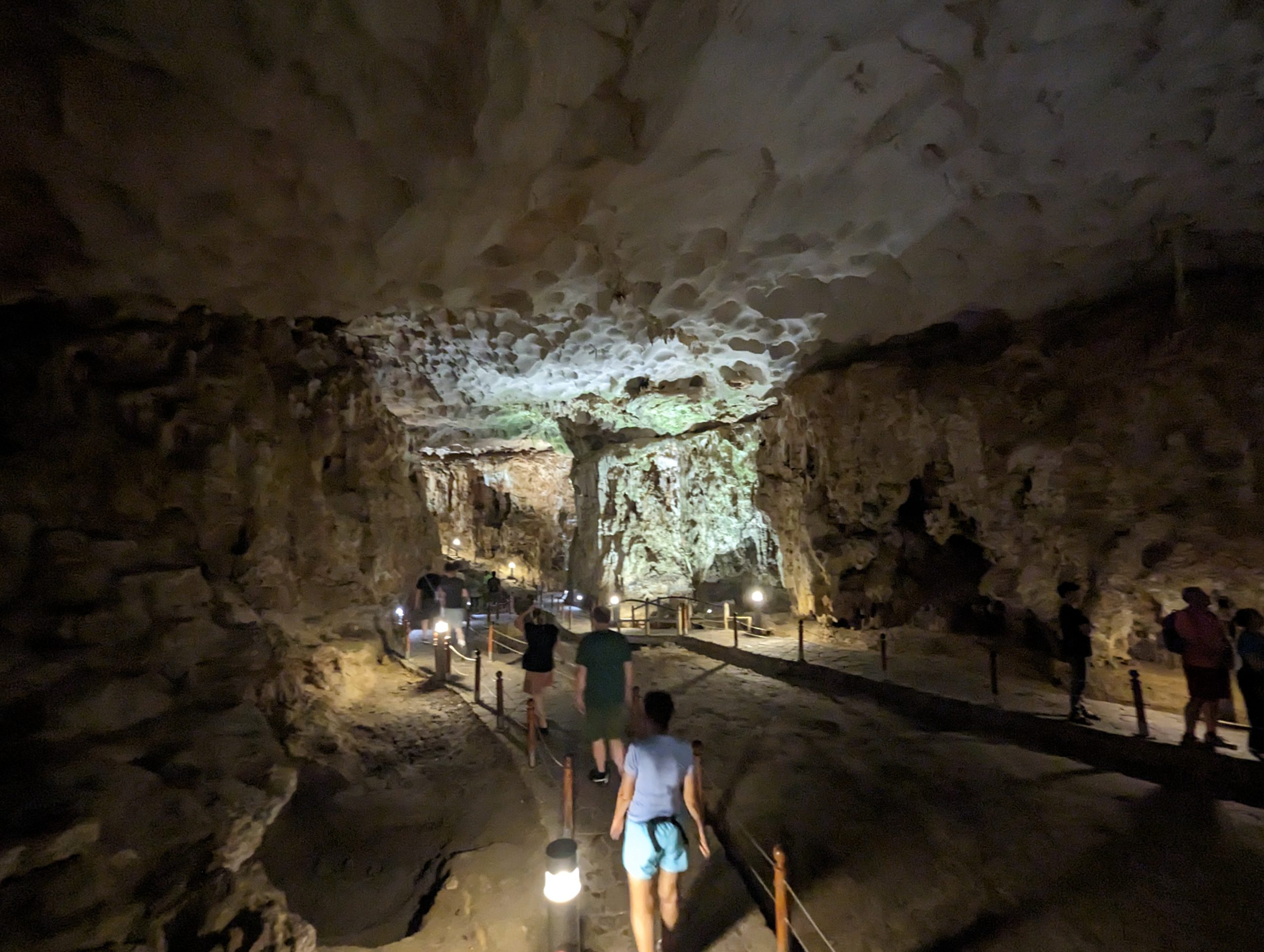 Sung Sot (Surprise) Cave